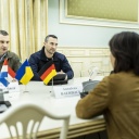 Bundesaußenministerin Annalena Baerbock trifft Vitali Klitschko, Bürgermeister von Kiew, und seinen Bruder Wladimir Klitschko zu einem Gespräch 