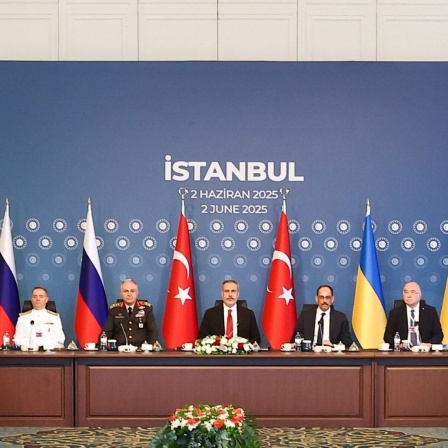 Auf diesem von der staatlichen russischen Nachrichtenagentur Tass via Zuma veröffentlichten Foto sitzen die Delegationen der neuen direkten Verhandlung zwischen Russland und der Ukraine unter türkischer Führung zusammen.

