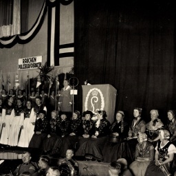 Die historische Schwarz-Weiß-Fotografie zeigt eine Theateraufführung, organisiert vom Bund Königin Luise in Köln, ungefähr im Jahr 1935.