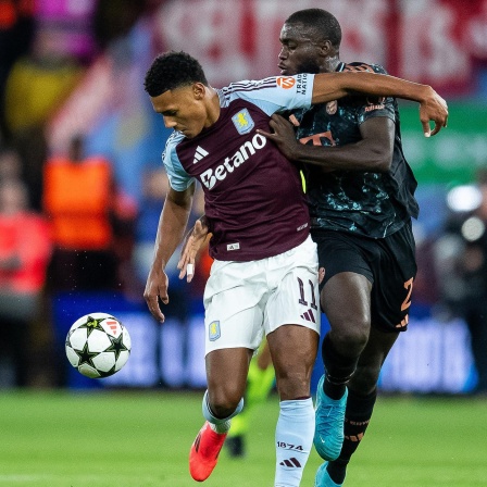 Zweikampf zwischen Ollie Watkins von Aston Villa und Bayerns Dayot Upamecano
