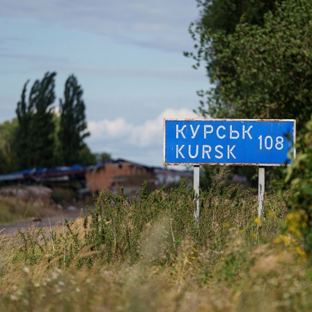 Ein Schild mit der Aufschrift "Kursk 108 km" steht an der russisch-ukrainischen Grenze. 