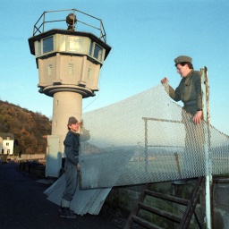 Am Grenzübergang Philippsthal (Hessen) - Vacha (Kreis Hersfeld - Rothenburg) haben Grenzsoldaten am 28.11.1989 damit begonnen, einen 150 Meter langen Metallgitterzaun zwischen Hessen und Thüringen zu demontieren