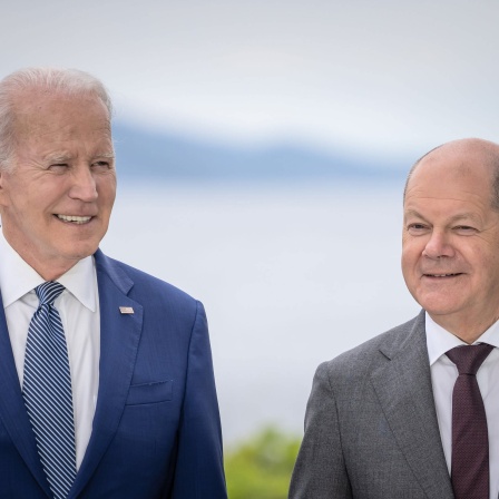 Bundeskanzler Olaf Scholz steht neben Joe Biden, Präsident der USA, vor ihrem Arbeitsessen zum Thema wirtschaftliche Sicherheit während des G7-Gipfels im Grand Prince Hotel in Hiroshima im Westen Japans.