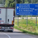 Ein LKW fährt  in der Nähe des Grenzübergangs in Chernyshevskoye in Richtung Kaliningrad.