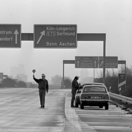 Polizisten kontrollieren Autofahrer am autofreien Sonntag in Köln, November 1973