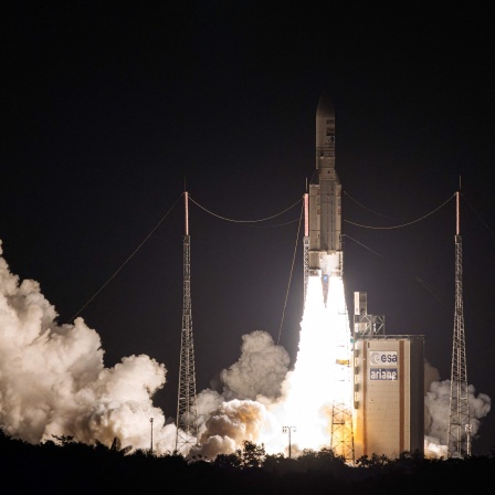 Eine europäische Ariane-5-Trägerrakete hebt vom Weltraumbahnhof in Kourou in Französisch-Guyana ab. 