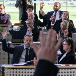 Die Abgeordneten von BSW um Sabine Zimmermann (r), Co-Vorsitzende des BSW Sachsen, Jörg Scheibe (l), Co-Vorsitzender des BSW in Sachsen, und die Fraktion der AfD stimmen während der Sitzung des Sächsischen Landtages gemeinsam für die Einsetzung eines parlamentarischen Untersuchungsausschsses zur Aufarbeitung der Corona-Pandemie.