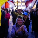Menschen mit ukrainischen und polnischen Flaggen 