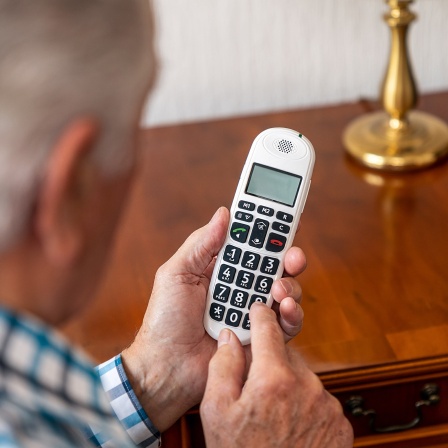 Ein Mann mit einem Telefon in der Hand