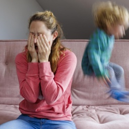 Erschöpfte Eltern: Warum der Stress Vätern und vor allem Müttern steigt