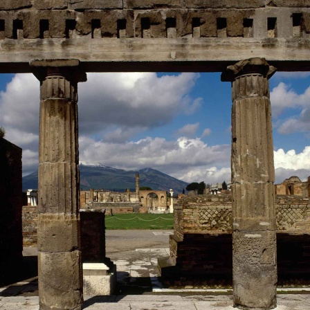Pompeji: Dorische Säulen des Jupitertempels, im Hintergrund das Forum (Bild: IMAGO/Kena Images)