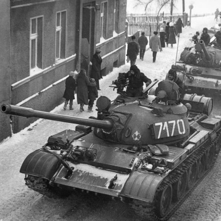 Panzer rollen 1981 durch die schneebedeckten Straßen von Warschau