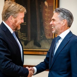 König Willem-Alexander (l) von den Niederlanden trifft sich mit Dick Schoof, neuer Ministerpräsident