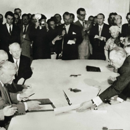 Bulganin und Adenauer beim Autausch der unterzeichneten Dokumente