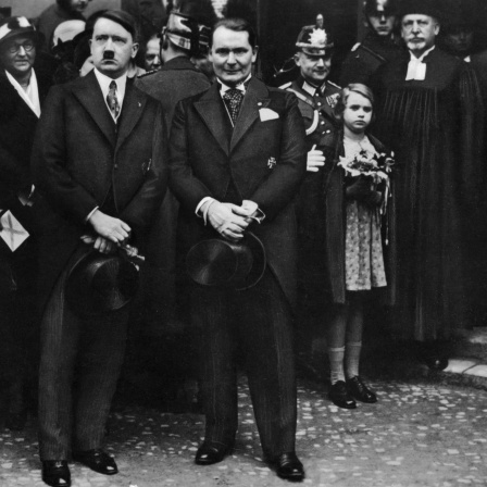 Reichskanzler Adolf Hitler und Hermann Goering vor der Garnisonkirche