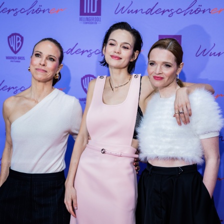 Karoline Herfurth (r-l), Schauspielerin, Anneke Kim Sarnau, Schauspielerin, und Emilia Schüle, Schauspielerin, kommen zur Premiere des Films «Wunderschöner»