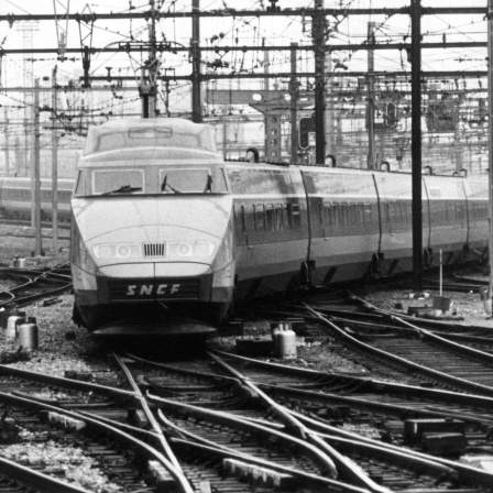 Ein TGV-Schnellzug bei der Einfahrt in den Bahnhof Gare de Lyon in Paris 1981