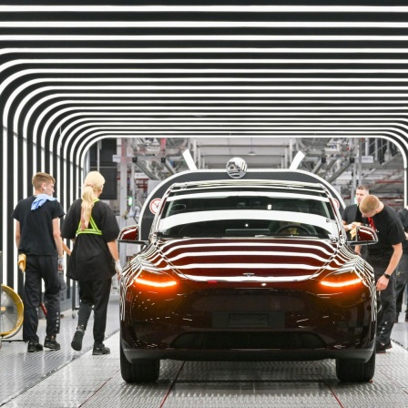 Die Endkontrolle bei der Produktion des Elektrofahrzeuges vom Typ Teslas Model Y in der Tesla-Gigafactory Berlin-Brandenburg.
