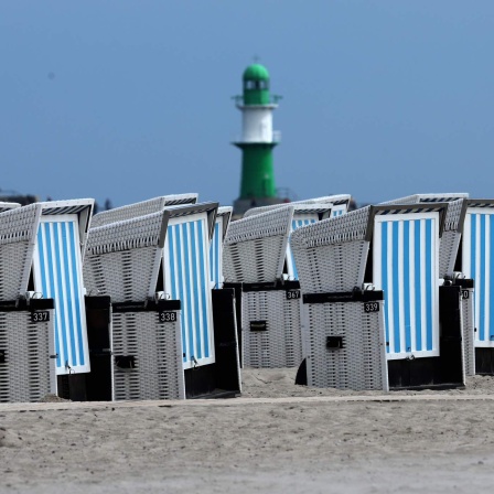 Leer sind die Strandkörbe an der Ostsee.