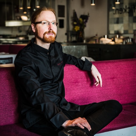 Vegetarischer Spitzenkoch Stephan Hentschel schaut in die Kamera.