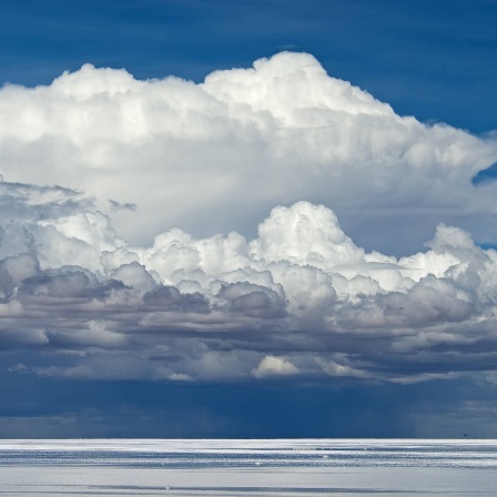 Wolkenformation über dem Salar de Uyuni / Bolivien