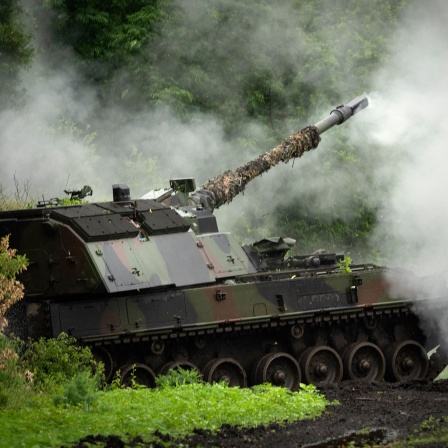 Eine deutsche Panzerhaubitze 2000 der ukrainischen Armee feuert auf russische Stellungen an der Frontlinie in der Nähe von Bachmut.