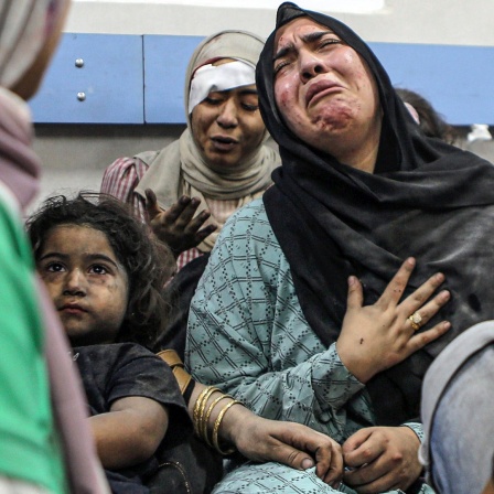 Verwundete Palästinenser liegen nach israelischen Luftangriffen im Al-Shifa-Krankenhaus von Gaza-Stadt.
