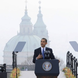 US-Präsident Barack Obama hält am 5. April 2009 in Prag eine Rede auf dem Hradschiner Platz in der Nähe der Prager Burg