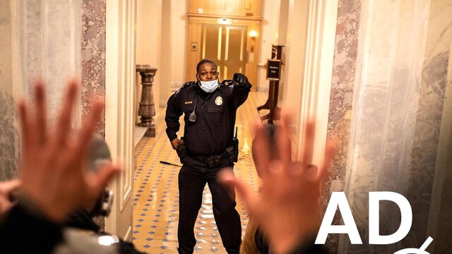 Eugene Goodman, US-Kapitol-Polizei, hält eine Gruppe von Demonstranten im Kapitol zurück