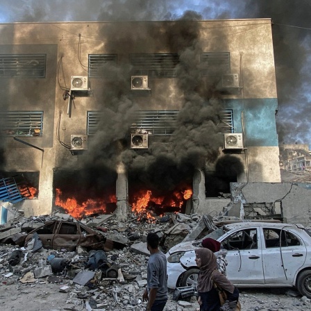 Rauch und Feuer sind nach einem israelischen Luftangriff im Stadtteil el-Rimal (Gazastreifen) zu sehen.