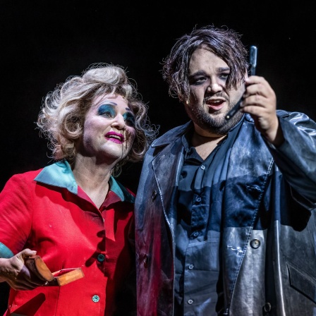 Gesine Forberger (Mrs. Lovett) und Nils Stäfe (Sweeney Todd) stehen bei einer Fotoprobe für das Stück "Sweeney Todd" auf der Bühne im Staatstheater Cottbus.