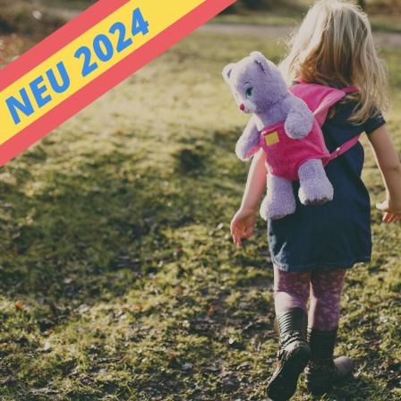 IMAGO Bildnummer: 0078768521  5760x3840 Pixel  IMAGO / Westend61  Girl walking with a teddy on her back model released Symbolfoto PUBLICATIONxINxGERxSUIxAUTxHUNxONLY NMSF00086