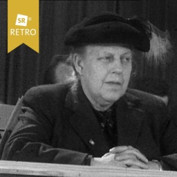 Helene Weber mit Hut gefalteten Händen