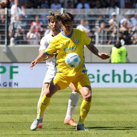 Elversbergs Maximilian Rohr und Braunschweigs Levente Szabo kämpfen um den Ball