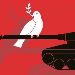 Eine Friedenstaube sitzt auf einem Panzer vor rotem Hintergrund.