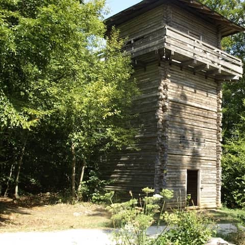 Rekonstruierter Limes-Wachtturm bei Kipfenberg.  | Bild: BR/Tobias Betz