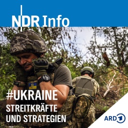 Ukrainischer Soldat hält sich bei Angriffe in der Region Donezk die Ohren zu, um sich vor dem Lärm der Artillerie zu schützen.