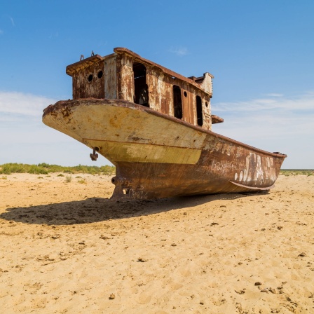 Trockengefallenes Boot am Aralsee: Noch in den 1960er-Jahren war der Aral in Zentralasien der viertgrößte See der Welt. Heute ist von ihm nur ein Zehntel seiner einstigen Fläche geblieben. Statt des Wassers macht sich Wüste breit. Kasachstan und Usbekistan haben zunehmend Probleme.