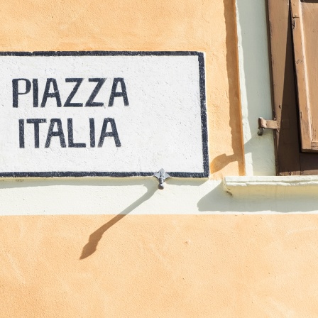 Ein Straßename mit der Aufschrift "Piazza Italia"