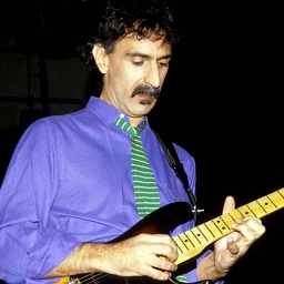 Frank Zappa spielt auf seiner E-Gitarre (1988)