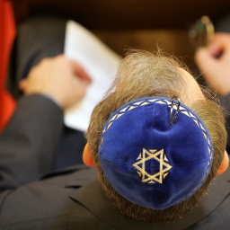 Man sieht einen Mann mit Kippa von oben. Auf der Kippa ist ein Davidstern.