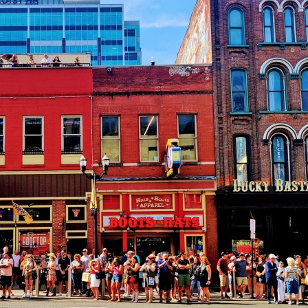 Fans warten auf die Ankunft ihrer Countrymusik-Stars in Nashville, Tennessee