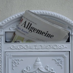 Tageszeitung in einem Briefkasten