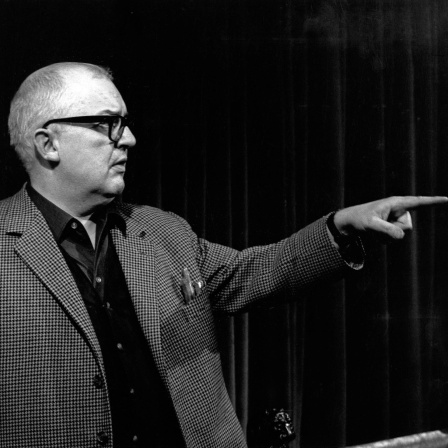 Der Schweizer Schriftsteller und Dramatiker Friedrich Dürrenmatt als Regisseur in den 1960er-Jahren