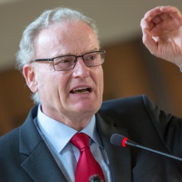 Der Bürgerrechtler Friedrich Schorlemmer spricht am 20.09.2015 als Festredner im Brahmssaal des Schloss Elisabethenburg Meiningen.