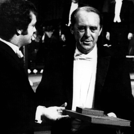 Der deutsche Schriftsteller Heinrich Böll wird 1972 von Kronprinz Carl Gustaf in Stockholm mit dem Nobelpreis für Literatur ausgezeichnet