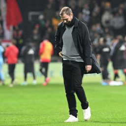 Trainer Bo Svensson von Union Berlin geht nach der Niederlage gegen Bremen enntäuscht in die Kabine (Bild: picture alliance/dpa | Carmen Jaspersen)