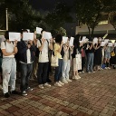 Demonstranten in China halten leere weiße Papiere hoch