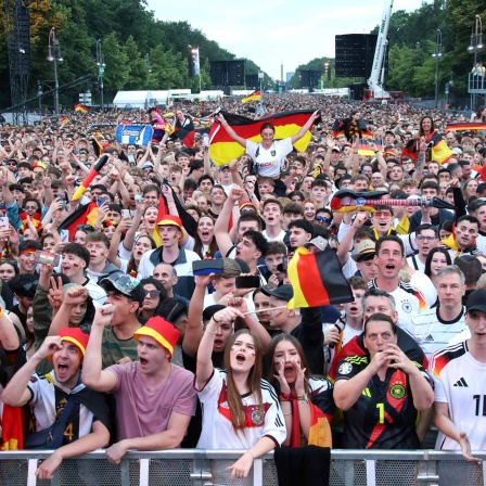 Fans auf der Fanmeile in Berlin zur Fußball-EM 24