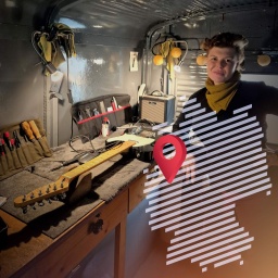 Diana Matthess steht in ihrem "Guitar Tech Truck", neben ihre liegt eine E-Gitarre in Reparatur